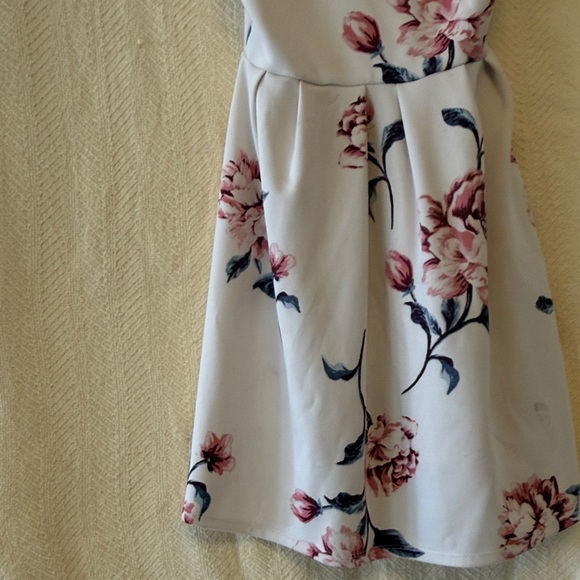 Floral V-Neck Mini Dress - Picture 3 of 7